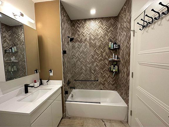 4th image of 40 William St #613