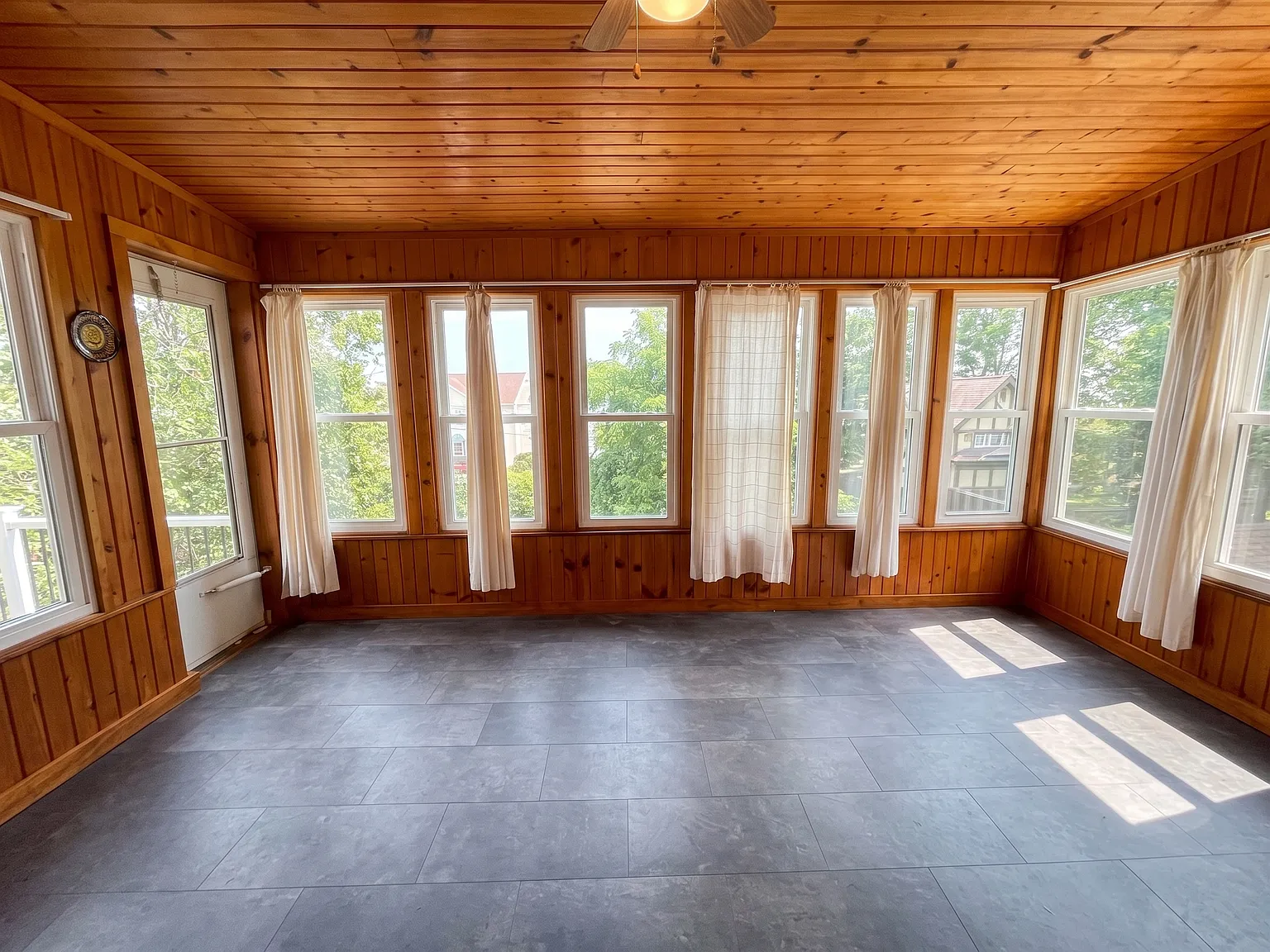 4 bed, 2200 sqft, $3,150 — Photo 2