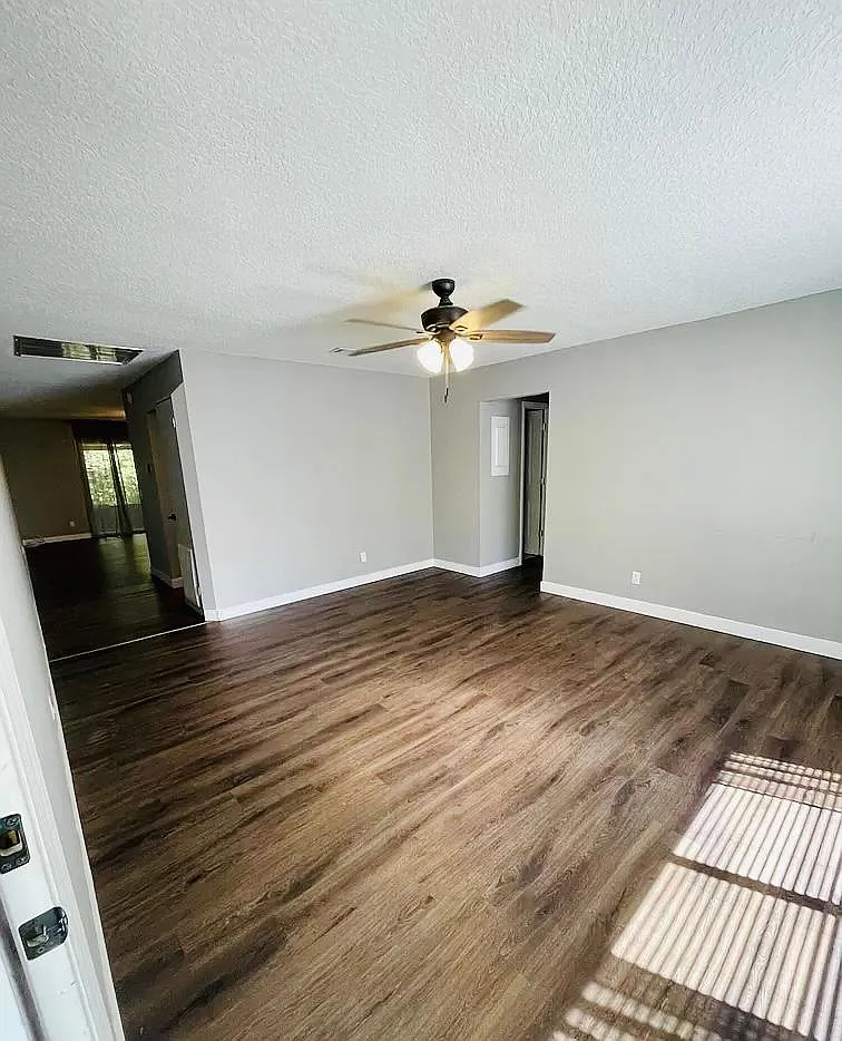 1201 The Grove Rd — Photo 2