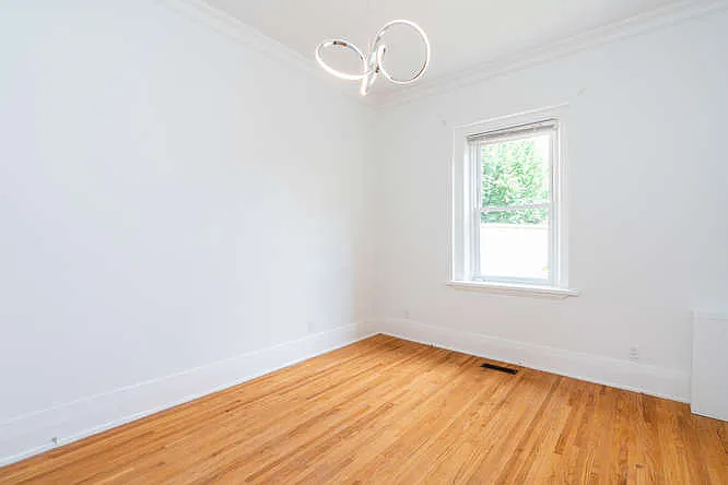 499 Queens Ave — Photo 6