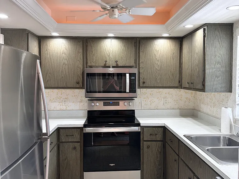 300 Valley Stream Dr #11A — Photo 2