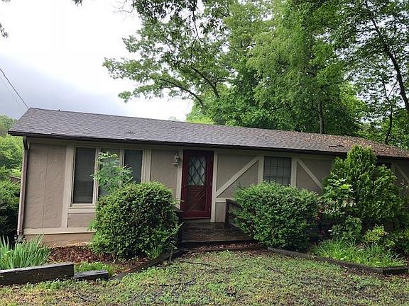 2nd image of 120 Club House Dr