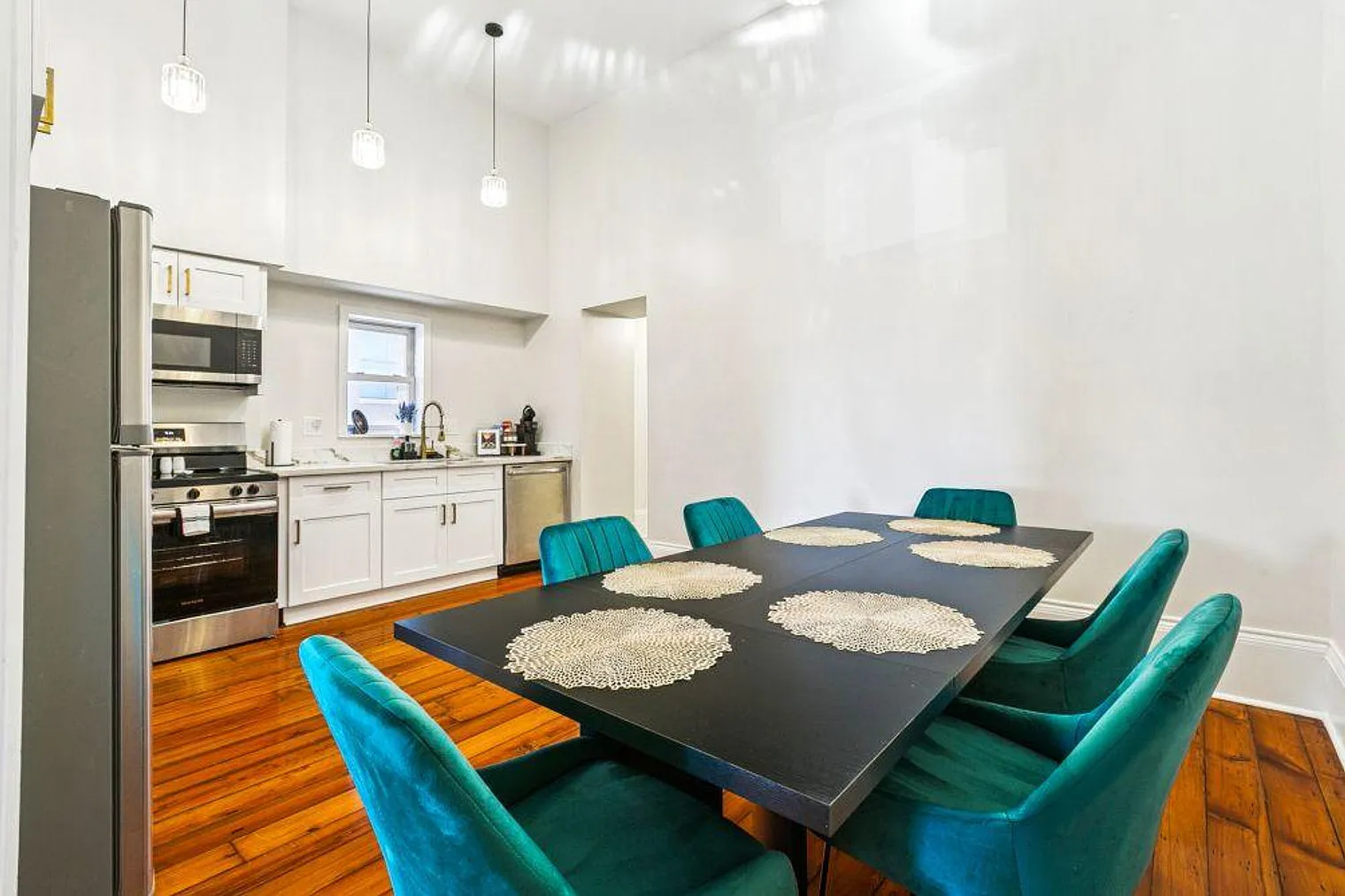 4 bed, 3.0 bath, 2195 sqft, $10,684 — Photo 3