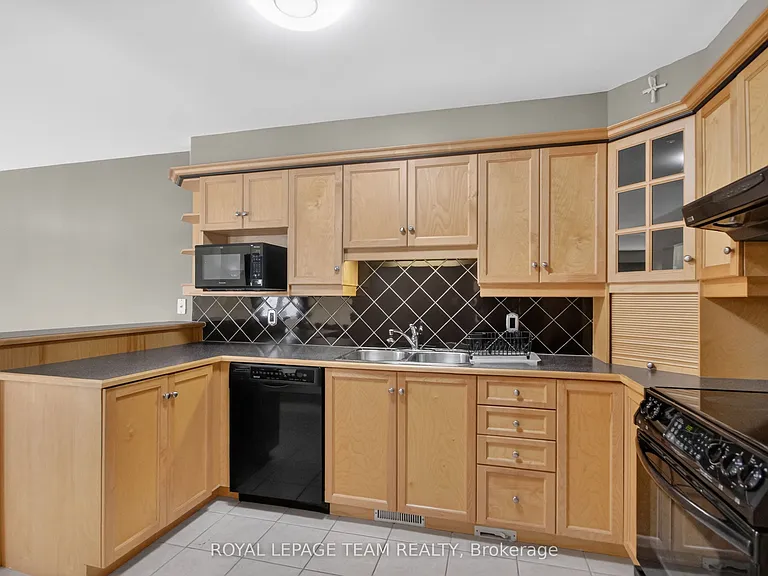 32 Riverstone Dr N — Photo 15