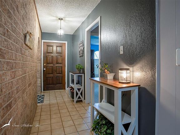 4th image of 10 Lawrence Cir