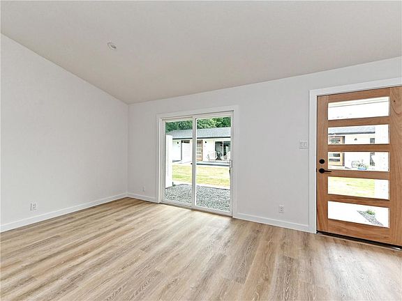 4th image of 1217 Hollow Creek Dr