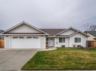 860 Skylark Ln, Grants Pass, OR 97527