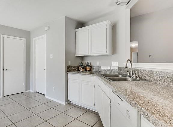 Huge Kitchen with Breakfast area