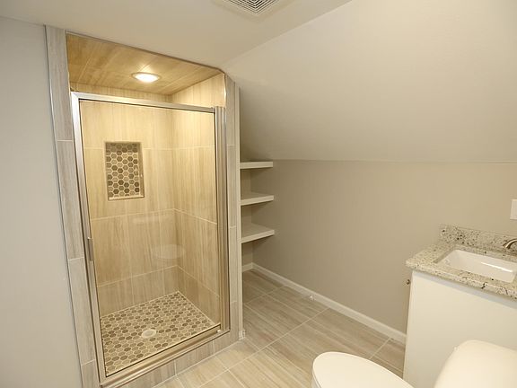 4th image of 4000 Woodlawn Dr #B