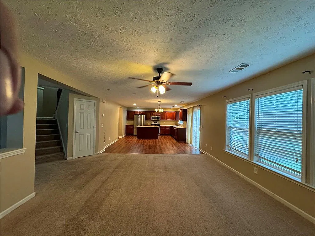 4 bed, 2.5 bath, 2943 sqft, $2,250 — Photo 2