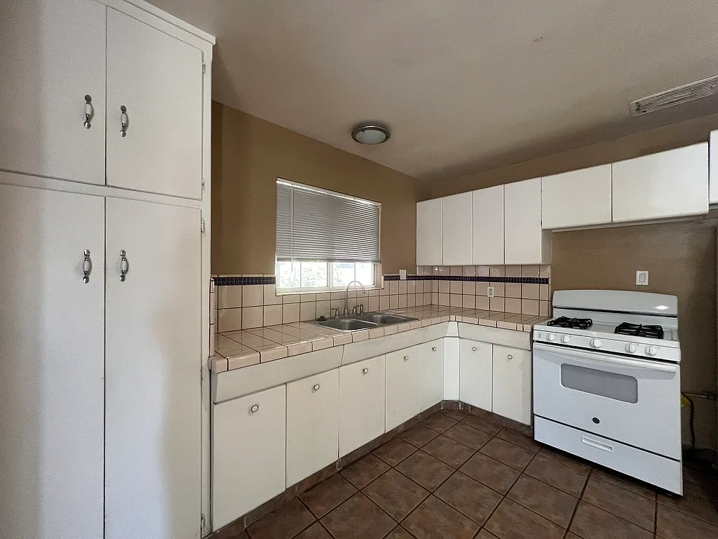 3 bed, 1049 sqft, $2,075 — Photo 4