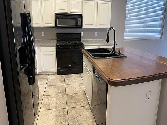 4th image of 17020 W BRISTOL Lane
