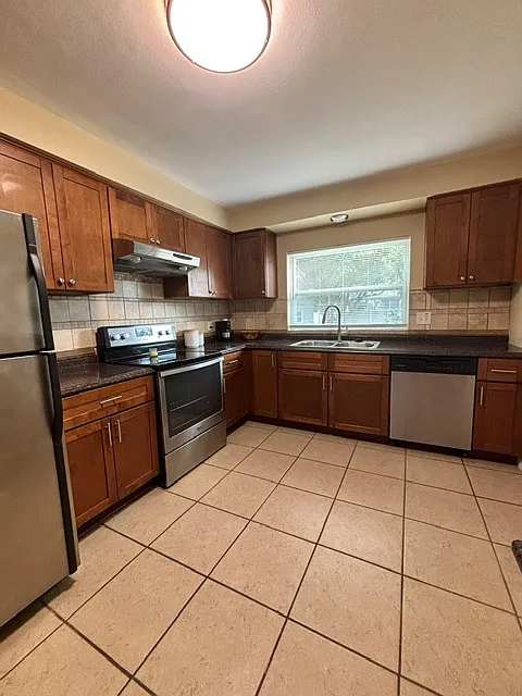 4 bed, 1500 sqft, $2,700 — Photo 3