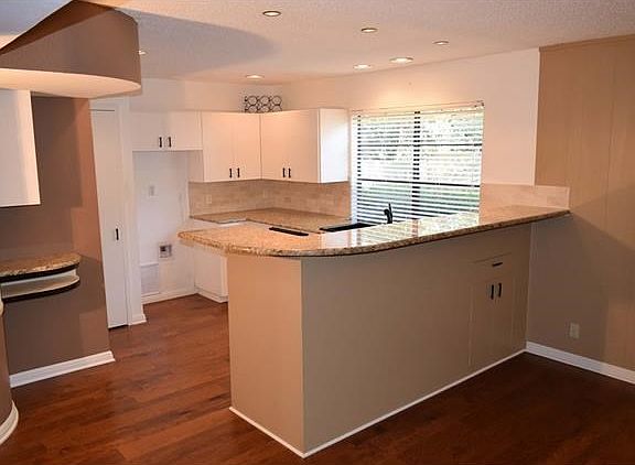 Kitchen with Breakfast Bar, Hardwood floors