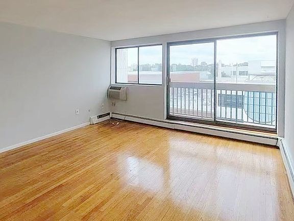 4th image of 1663 Cambridge St #77