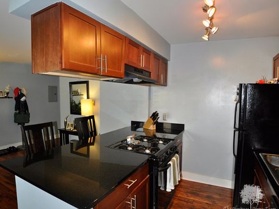 4th image of 600 E 8th St APT 4J