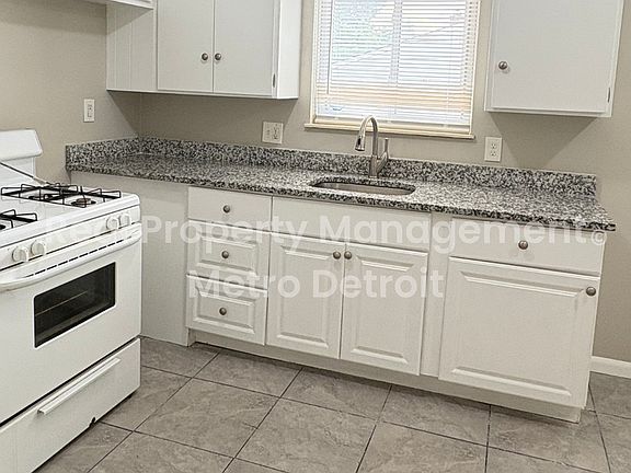 4th image of 22706 Hillock Ave