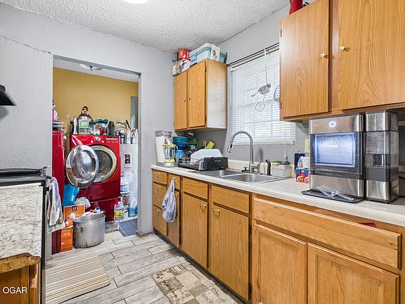 5th image of 919 W 6th St