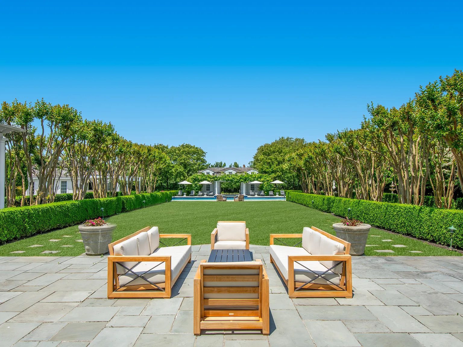 2 Acre, SHV Near Ocean, with Guest House, Gym & Basketball — Photo 3