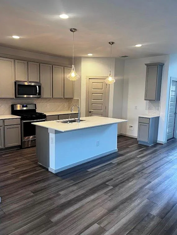 4 bed, 2.5 bath, 2319 sqft, $2,600 — Photo 4