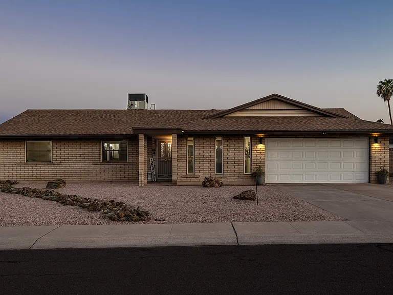 3121 E Sierra St — Photo 2