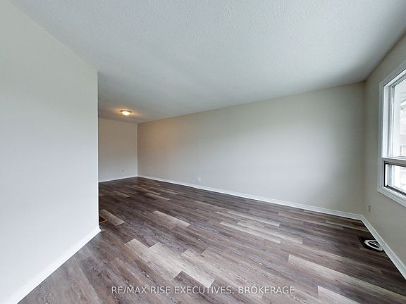 2nd image of 744 Selkirk Rd