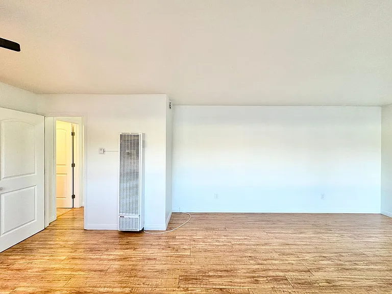 Huntington Clay Apartments — Photo 7