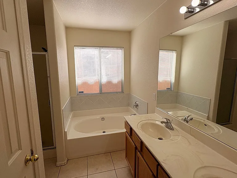 2133 W Roundwood Pl — Photo 10
