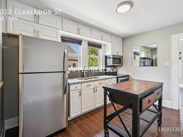 1017 Clarendon St — Photo 6