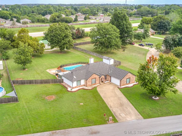 9681 Rosewood Dr, Broken Arrow, OK 74014