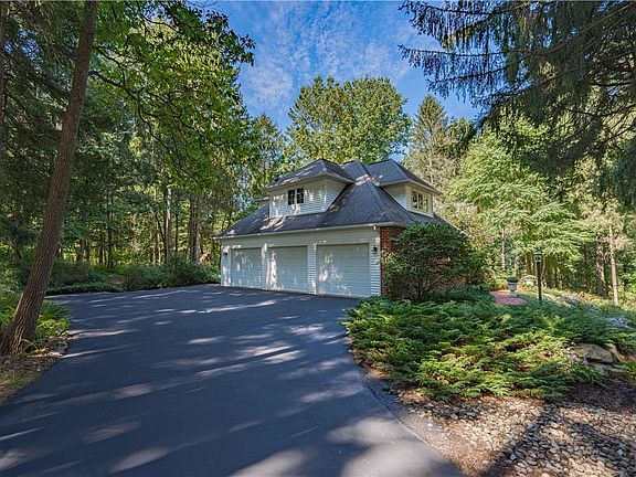 4th image of 240 Pine Manor Dr