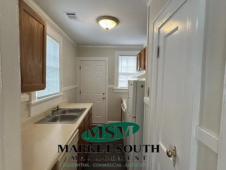 989 E 33rd St — Photo 5