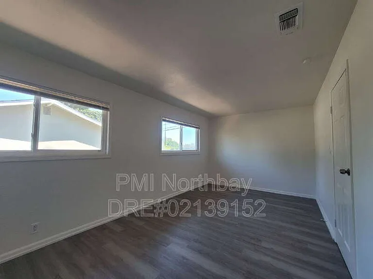 1325 Canterbury Dr — Photo 8