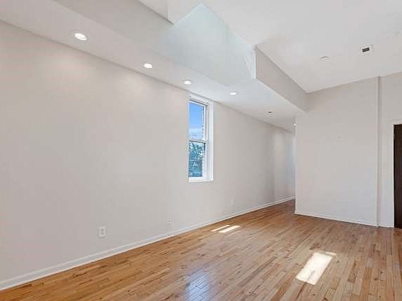 3rd image of 4106 S Lake Park Ave Floor 2