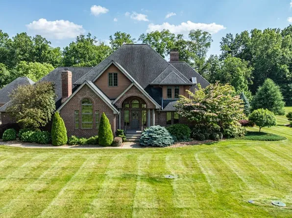 8075 Meadowood Dr, Canfield, OH 44406