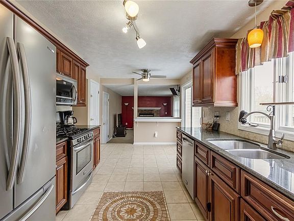 3rd image of 15 Tearose Meadow Ln