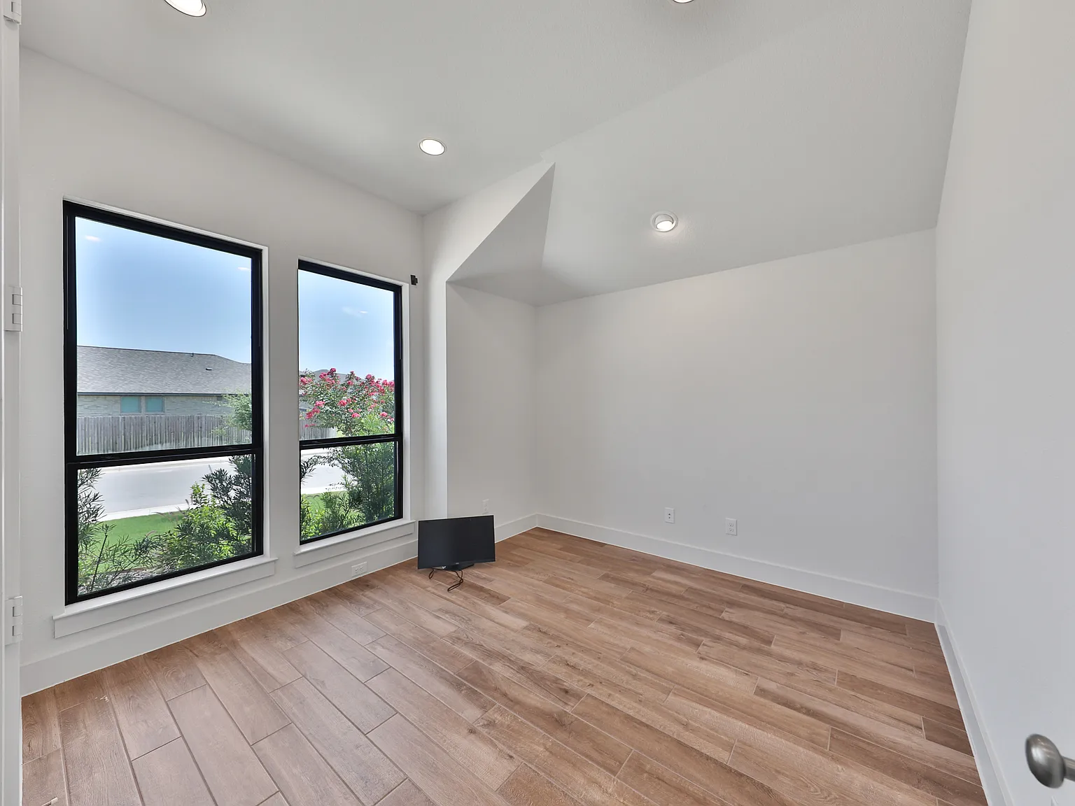 3 bed, 2127 sqft, $2,400 — Photo 3