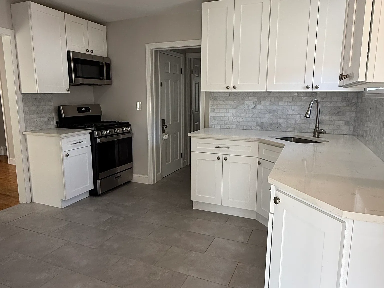 3 bed, 1.5 bath, 1212 sqft, $2,500 — Photo 3