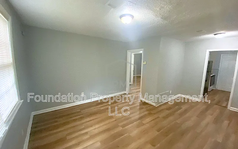 3 bed, 1.0 bath, 1204 sqft, $1,195 — Photo 4
