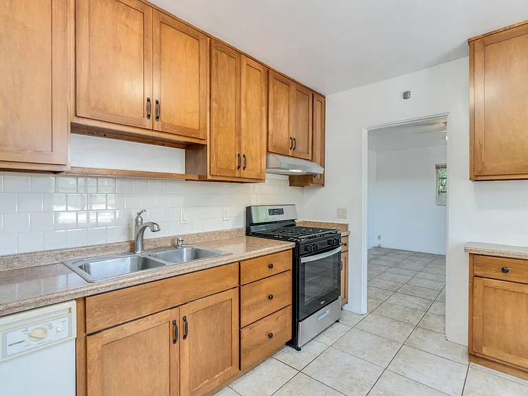 1120 E Waverly St — Photo 11
