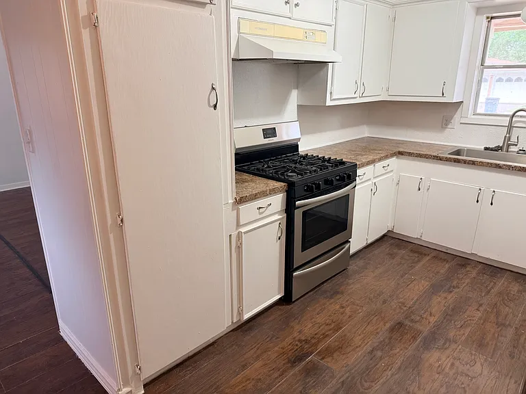 918 Roberts St — Photo 30