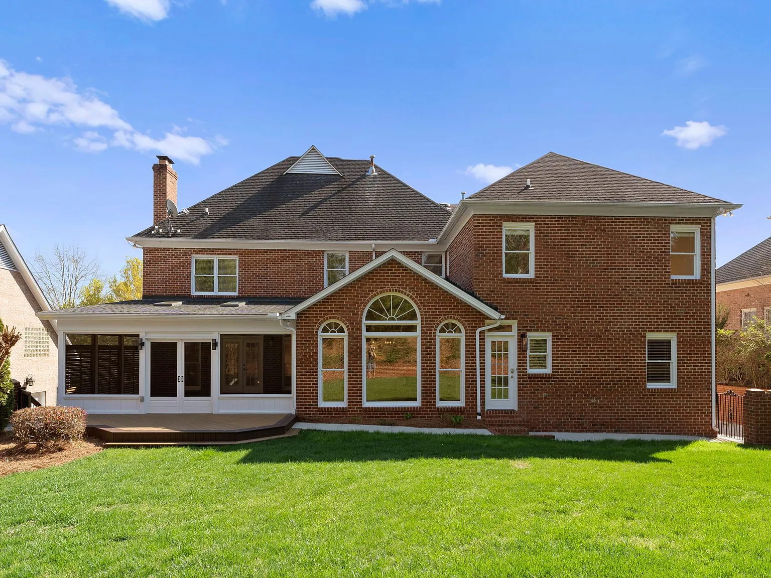 5 bed, 4.5 bath, 5178 sqft, $8,800 — Photo 3