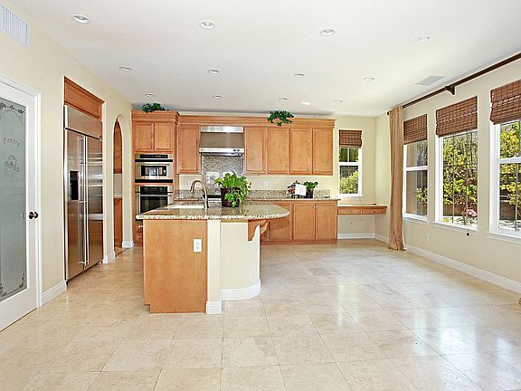 Huge kitchen w/SS appliances