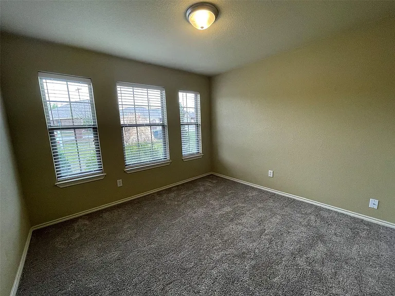 705 Rambling Ct — Photo 4