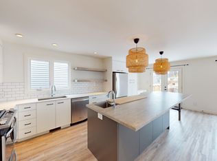 7704 46th Ave NW, Calgary, AB T3B 1Y2