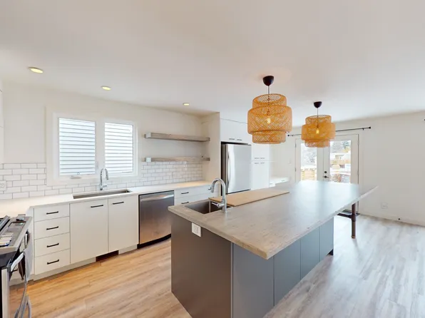 7704 46th Ave NW, Calgary, AB T3B 1Y2