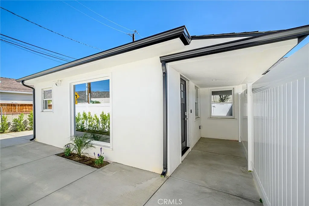 2 bed, 810 sqft, $3,450 — Photo 1