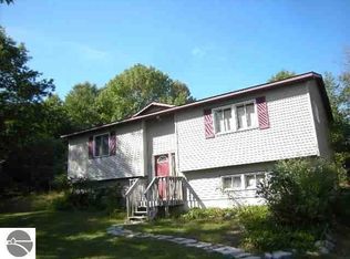 3823 Leeside Ln, Traverse City, MI 49686