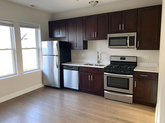 2nd image of 4046 N Milwaukee Ave #3