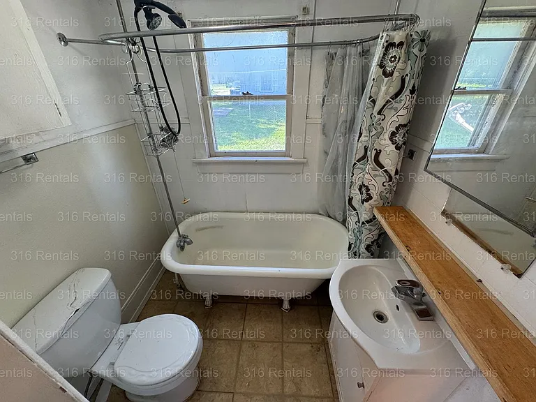 227 SW 4th St — Photo 4